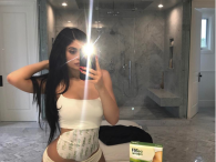 Kylie Jenner w krótkim topie
